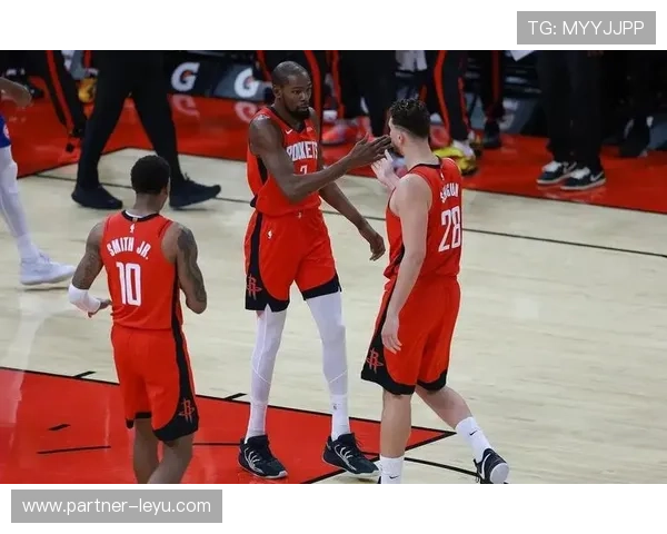 火箭队最新动态：年轻球员表现亮眼 球队重建计划持续推进