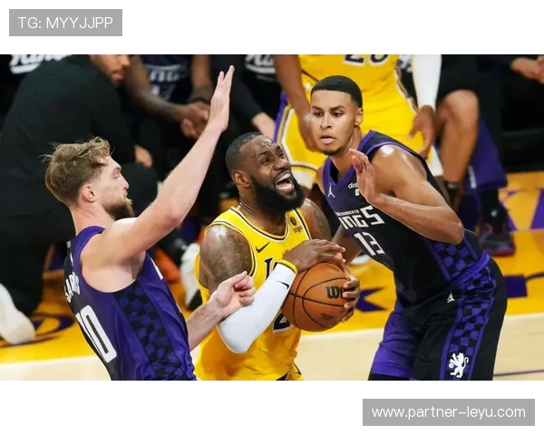 NBA季后赛最新动态：詹姆斯领衔湖人逆袭勇士，东部激战火热升级