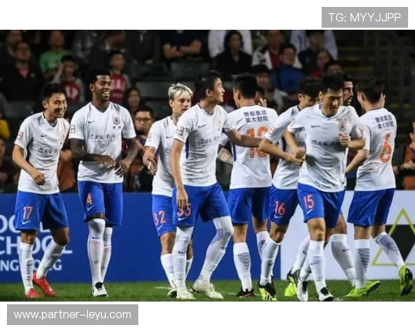 新赛季激战正酣多支强队表现亮眼球迷热议冠军归属走势分析