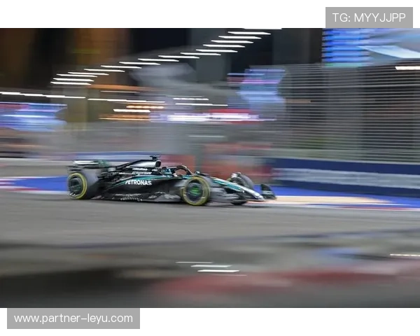 F1赛事最新动态：梅赛德斯车队战略调整引发激烈讨论 未来赛季前景分析