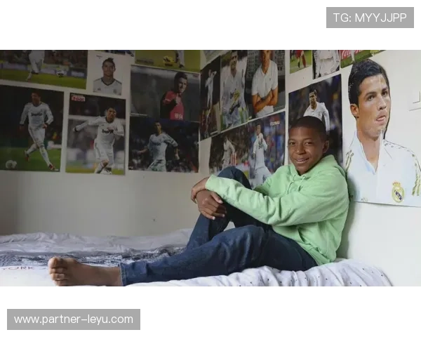 最新足球动态：梅西转会传闻再起 巴萨与巴黎对决即将上演